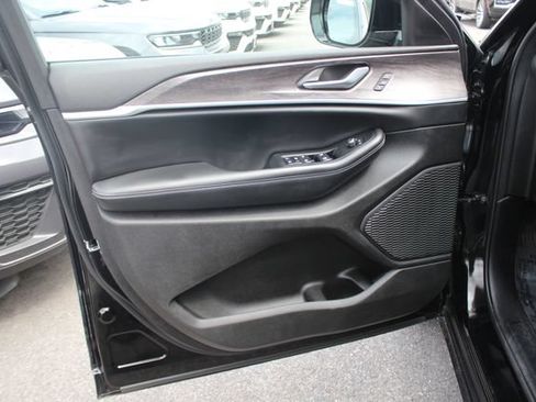 Used 2023 Jeep Grand Cherokee Limited AWD/4WD image 22