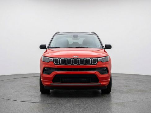 Used 2025 Jeep Compass Latitude image 2