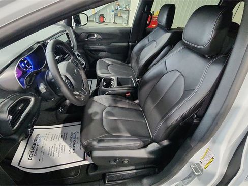 New 2026 Chrysler Pacifica Select image 15