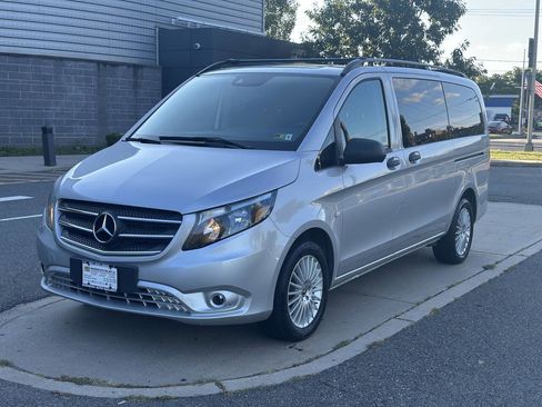 Used 2019 Mercedes-Benz Metris Passenger image 1