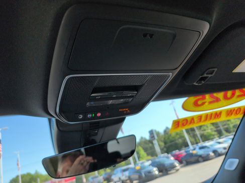 Used 2025 GMC Acadia Denali w/ Super Cruise Package FWD image 28