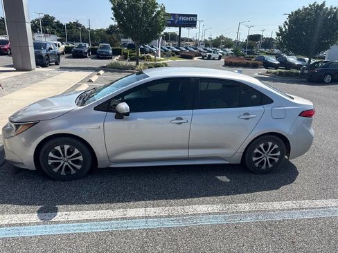 Used 2020 Toyota Corolla LE FWD image 1