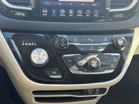 Used 2019 Chrysler Pacifica Touring-L FWD image 25