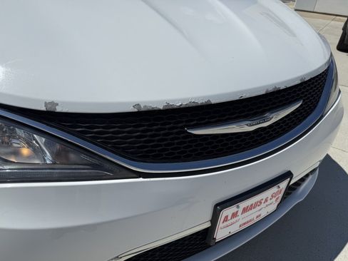 Used 2017 Chrysler Pacifica Touring-L w/ Tire & Wheel Group FWD image 9