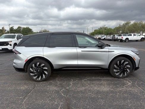 Used 2026 Lincoln Nautilus Reserve AWD/4WD image 7