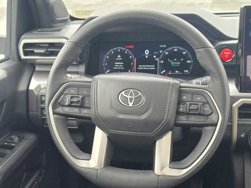 Certified 2025 Toyota Tacoma TRD Off-Road AWD/4WD image 19
