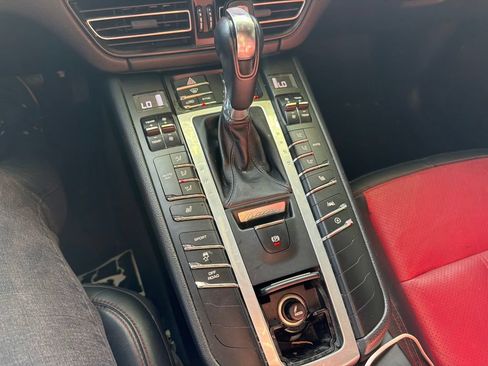 Used 2020 Porsche Macan AWD/4WD image 23
