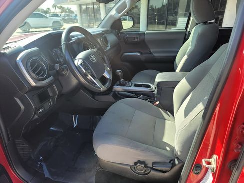 Used 2018 Toyota Tacoma SR5 AWD/4WD image 11