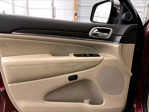 Used 2018 Jeep Grand Cherokee Overland AWD/4WD image 23