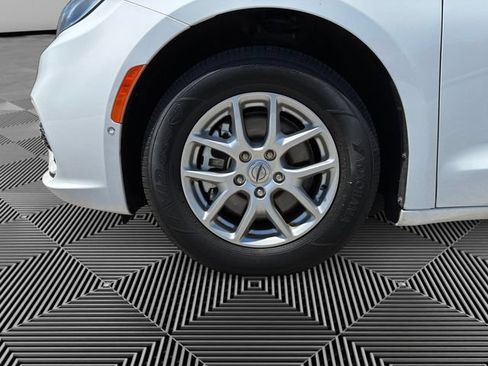 Used 2023 Chrysler Pacifica Touring-L FWD image 9