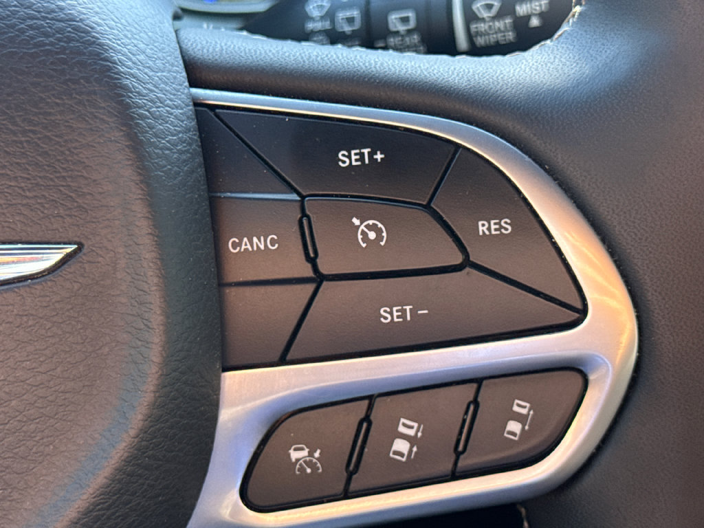 Used 2025 Chrysler Pacifica Select FWD image 29