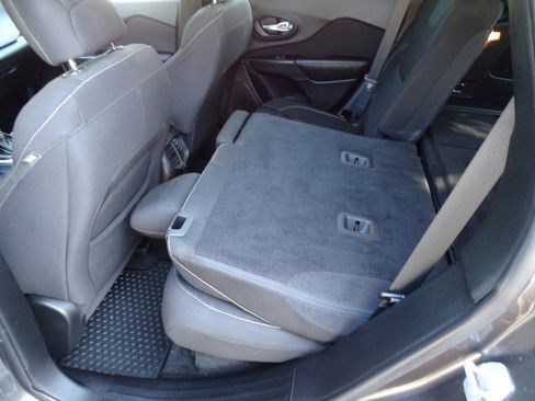Used 2016 Jeep Cherokee 4WD Latitude w/ Comfort & Convenience Group image 33