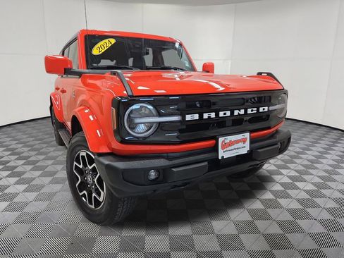 Used 2024 Ford Bronco Outer Banks AWD/4WD image 2