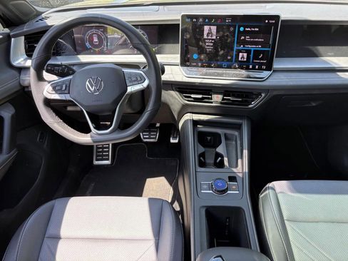 Used 2025 Volkswagen Tiguan SE R-Line image 28