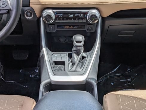 Used 2021 Toyota RAV4 XLE w/ Convenience Package FWD image 21