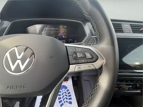 Used 2024 Volkswagen Tiguan SE AWD/4WD image 20