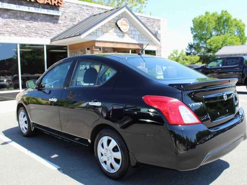 Used 2015 Nissan Versa SV image 9