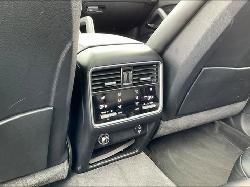 Used 2023 Porsche Cayenne Coupe image 34