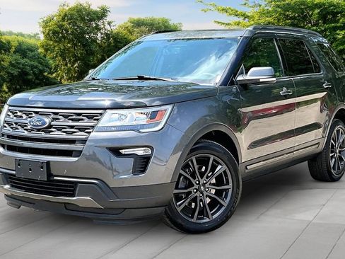 Used 2018 Ford Explorer XLT w/ XLT Appearance Package AWD/4WD image 11