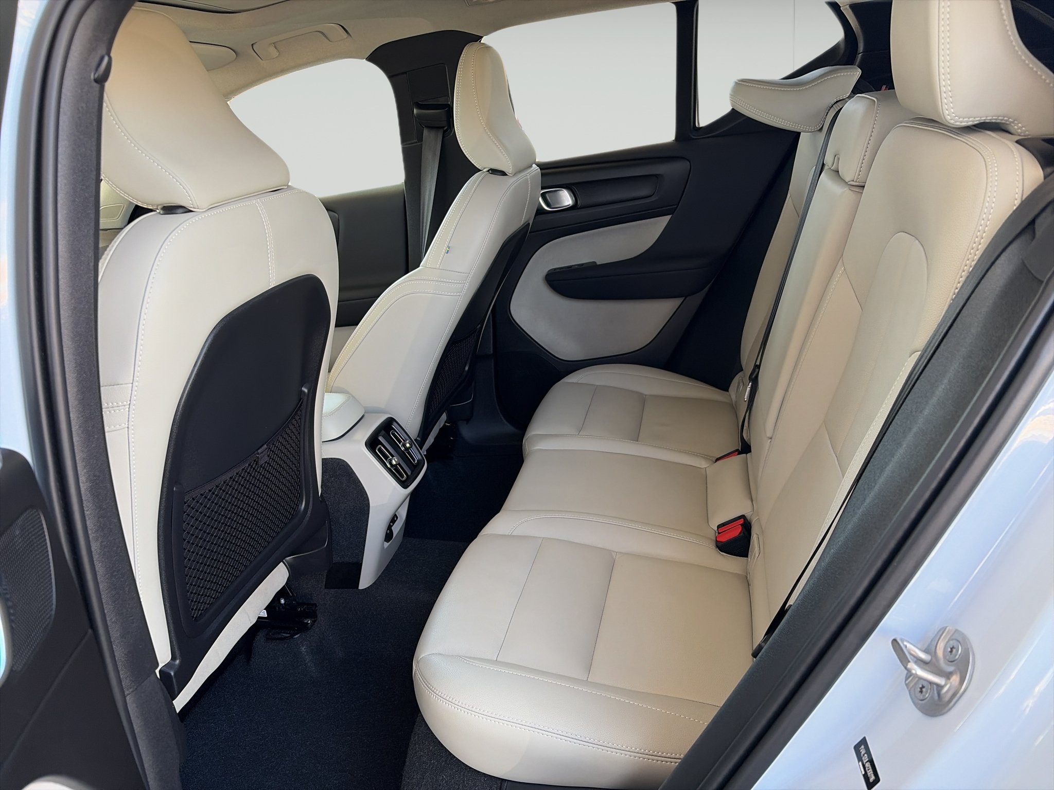 Used 2024 Volvo XC40 B5 Plus w/ Protection Package Premier AWD/4WD image 10