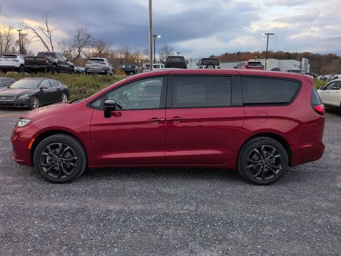 New 2026 Chrysler Pacifica Select image 5