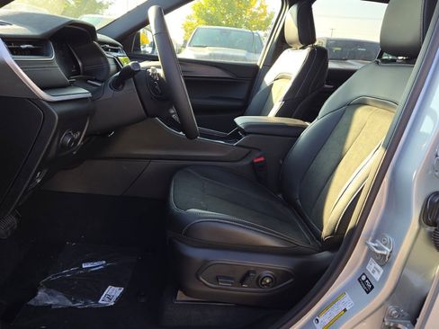 New 2025 Jeep Grand Cherokee Altitude image 24