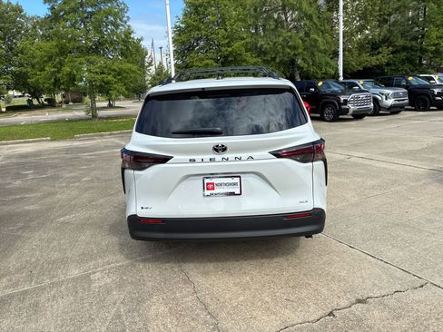 New 2026 Toyota Sienna XLE FWD image 5