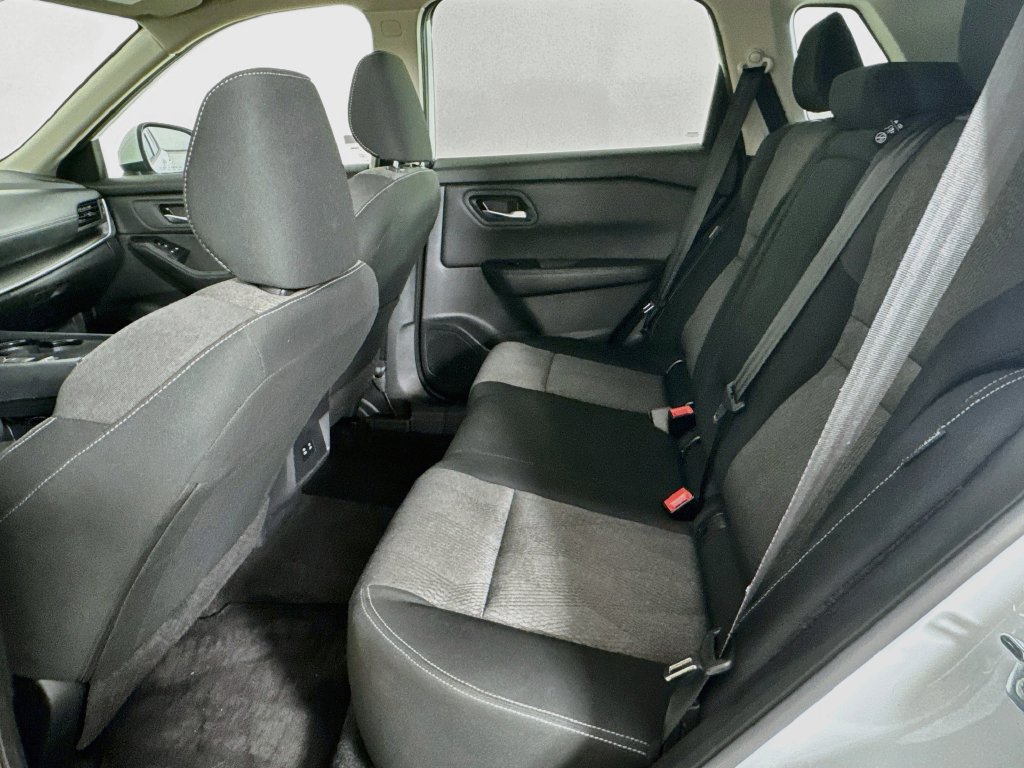 Used 2025 Nissan Rogue SV FWD image 31