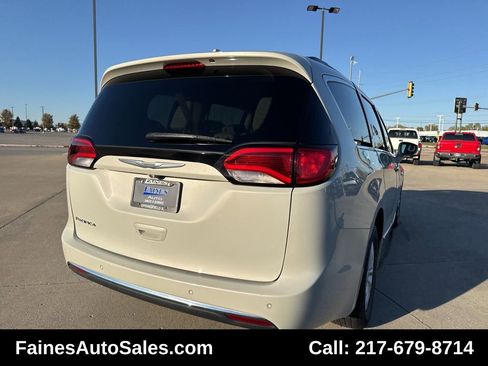 Used 2017 Chrysler Pacifica Touring-L image 8