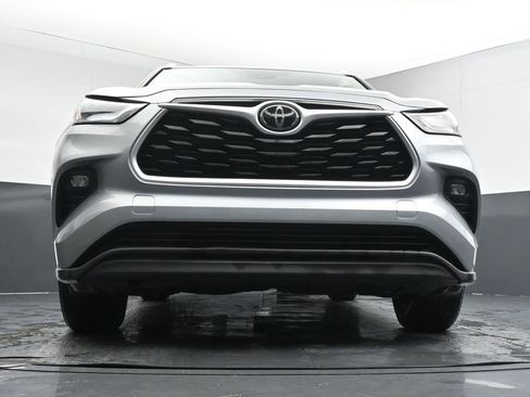 Used 2020 Toyota Highlander XLE image 19