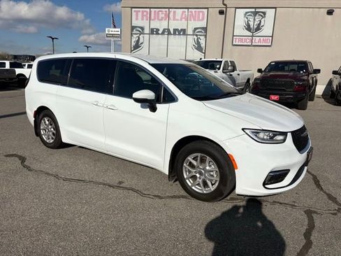 Certified 2023 Chrysler Pacifica Touring image 10