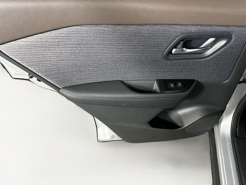 Used 2023 Nissan Rogue SV image 26