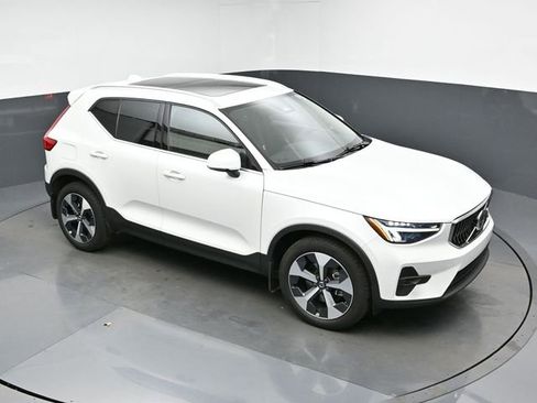 Used 2023 Volvo XC40 B4 Plus w/ Protection Package Premier image 43