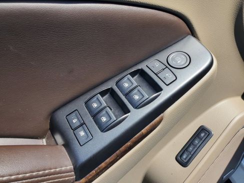 Used 2016 Chevrolet Suburban LT RWD image 15