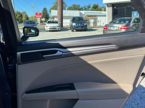 Used 2019 Ford Fusion SE image 16