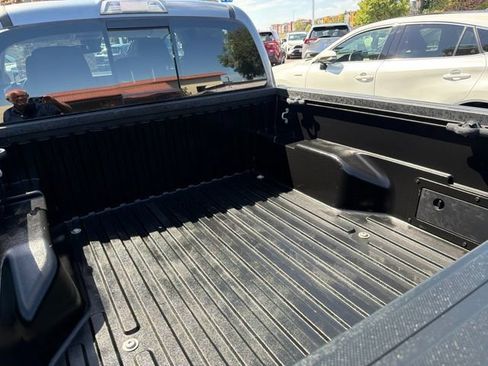 Certified 2022 Toyota Tacoma SR5 AWD/4WD image 10