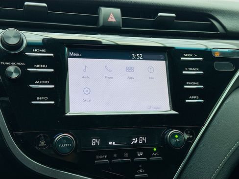 Used 2018 Toyota Camry XSE image 9