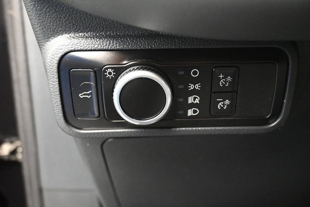 Used 2025 Ford Explorer Active AWD/4WD image 11