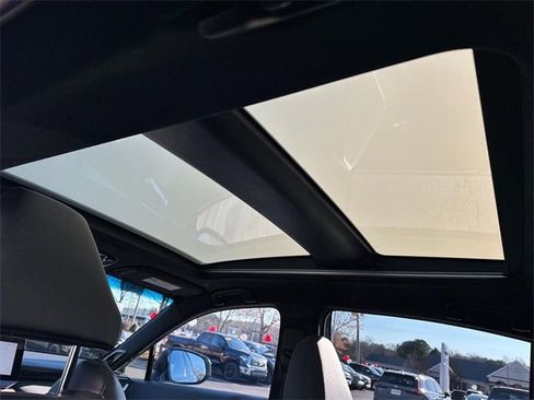 Used 2024 Toyota Venza image 13