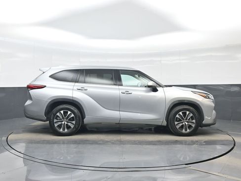 Used 2020 Toyota Highlander XLE FWD image 7