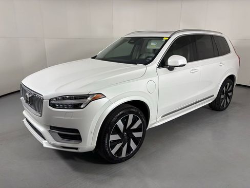 Used 2023 Volvo XC90 T8 Ultimate w/ Lounge Package AWD/4WD image 4