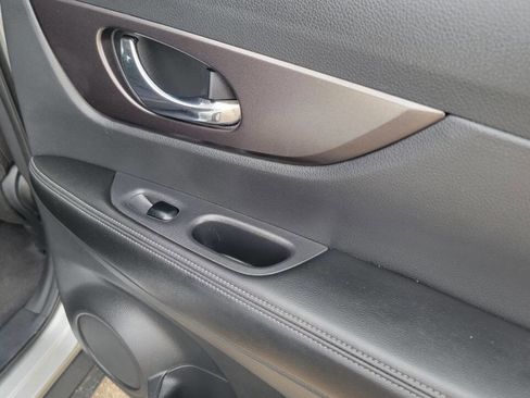 Used 2015 Nissan Rogue SV image 16