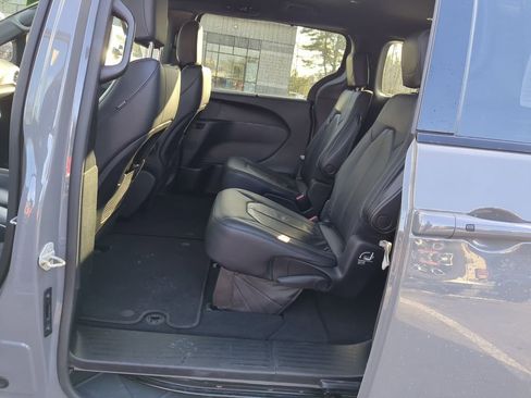 Used 2020 Chrysler Pacifica Touring-L image 25