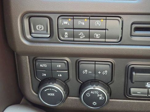 Certified 2024 Chevrolet Tahoe Z71 w/ Luxury Package image 22