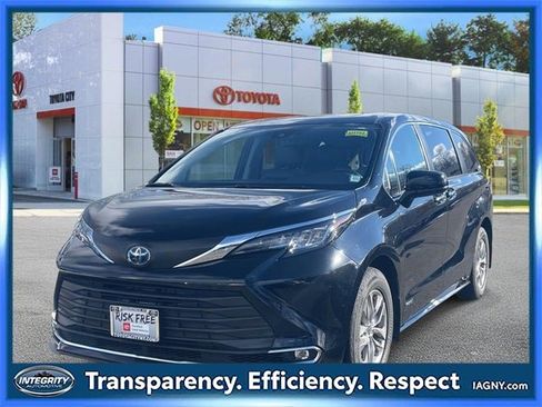 Certified 2021 Toyota Sienna XLE image 4