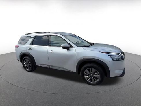 Used 2025 Nissan Pathfinder SV image 2