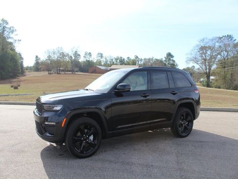 Used 2024 Jeep Grand Cherokee Limited w/ Black Appearance Package image 2