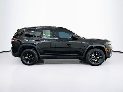 Used 2025 Jeep Grand Cherokee Altitude AWD/4WD image 10
