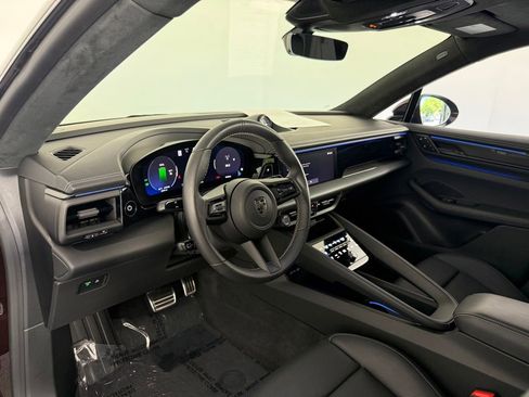 Certified 2025 Porsche Macan Turbo Electric AWD/4WD image 4
