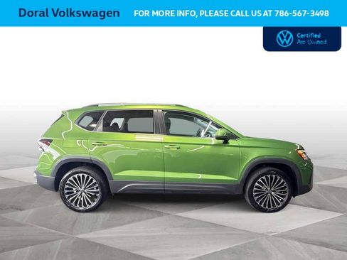 Used 2025 Volkswagen Taos SE w/ Panoramic Sunroof Package image 9
